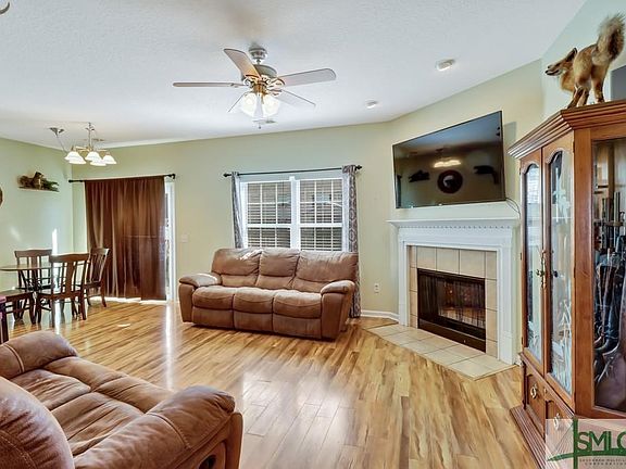 3rd image of 35 Red Oak Dr