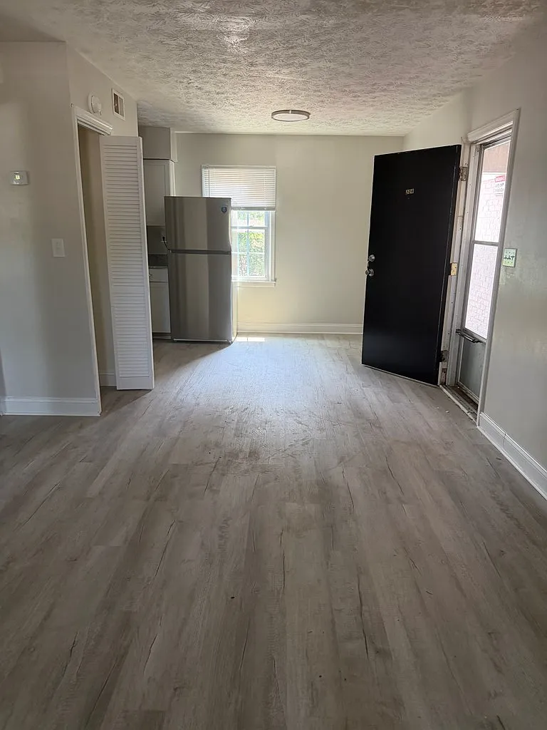 1 bed, 1.0 bath, 900 sqft, $825 — Photo 2