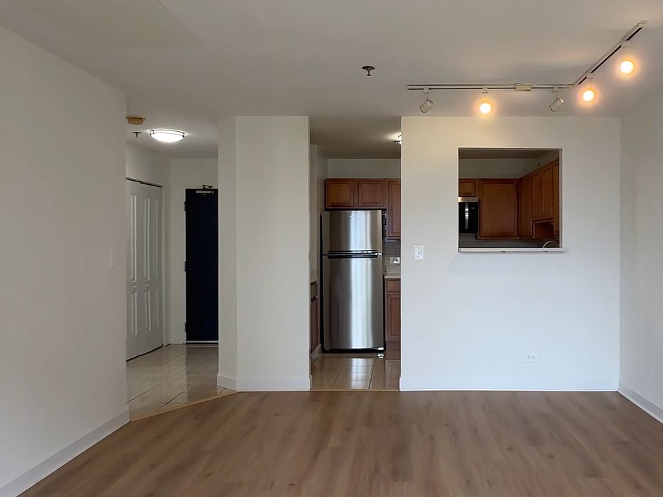 1st image of 1030 N La Salle Dr #903