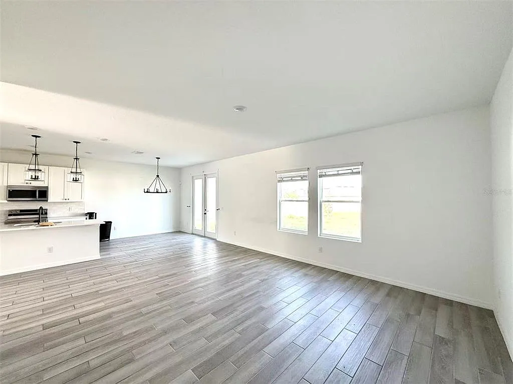 4 bed, 2.5 bath, 2420 sqft, $2,690 — Photo 2