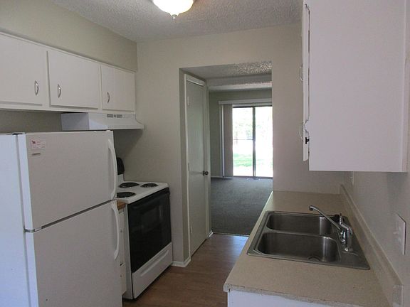 5th image of 215 SE Claremont St APT D