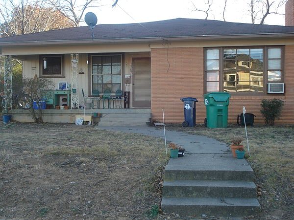1st image of 1709 W Oak St