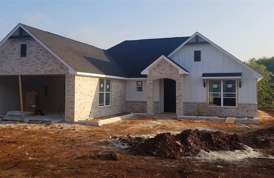 1st image of 207 Loveless St