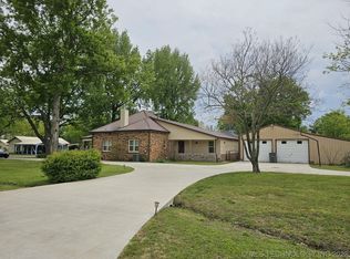 201 S McCracken St, Chouteau, OK 74337