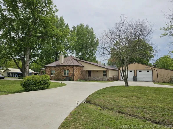 201 S McCracken St, Chouteau, OK 74337