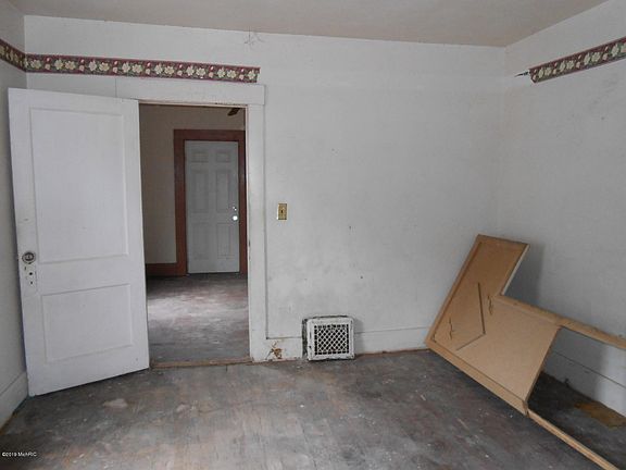 5th image of 190 Wood St N