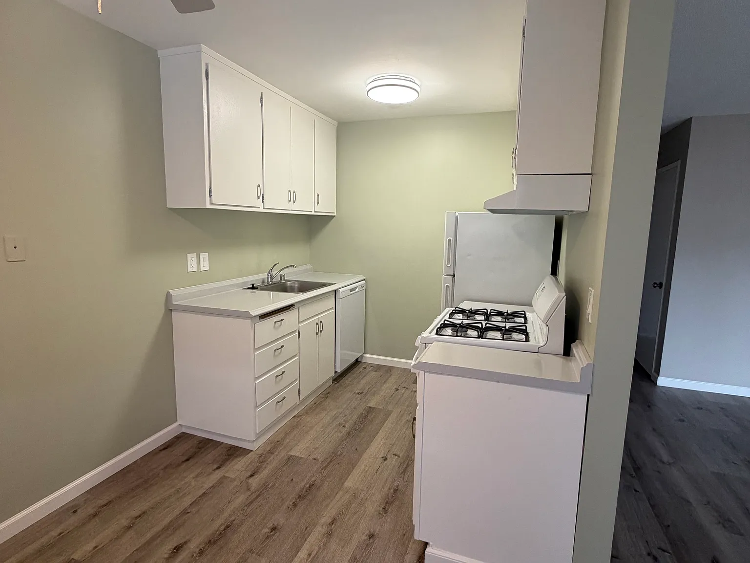 2 bed, 1000 sqft, $2,295 — Photo 3