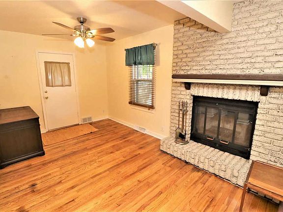 4th image of 620 Loves Park Dr
