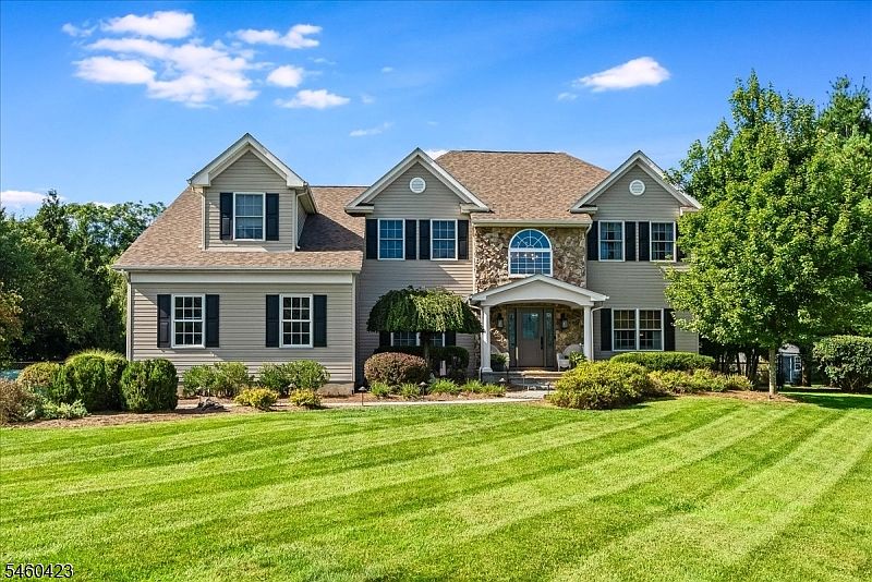1st image of 8 Saddle Ridge Rd