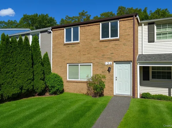 136 Hill Crescent, Calverton, NY 11933