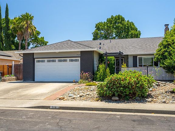 3rd image of 713 Dogwood Circle