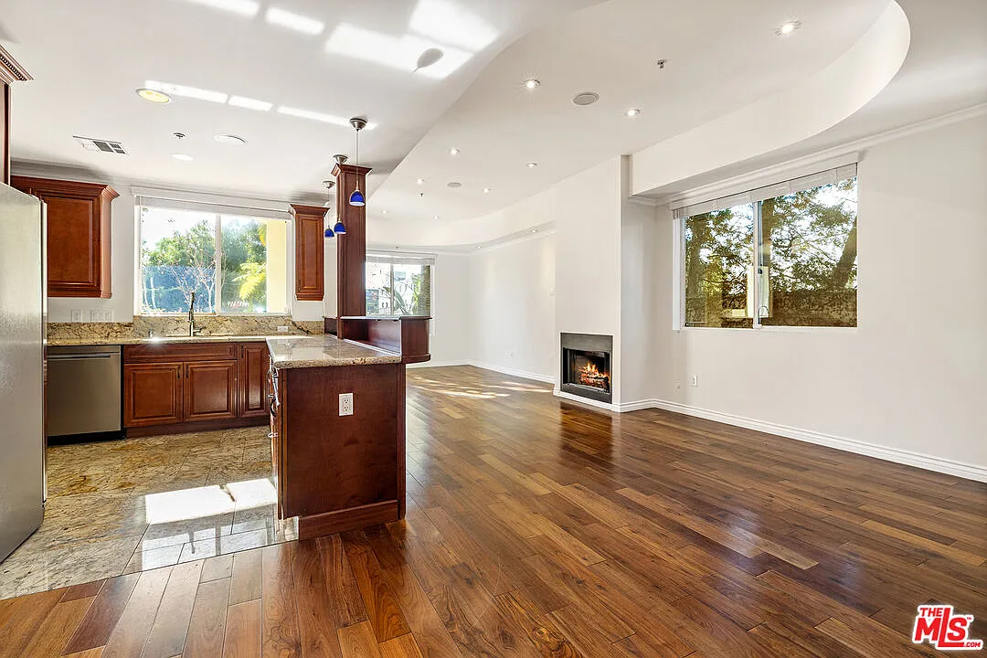 2 bed, 2.5 bath, 2000 sqft, $6,350 — Photo 1