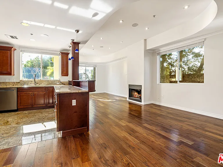 632 N Kings Rd #101 — Photo 1
