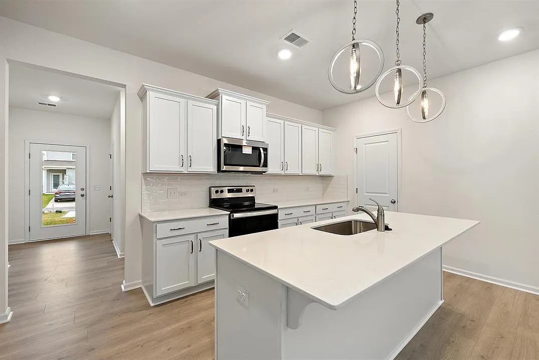 3 bed, 2.5 bath, 1761 sqft, $2,295 — Photo 2