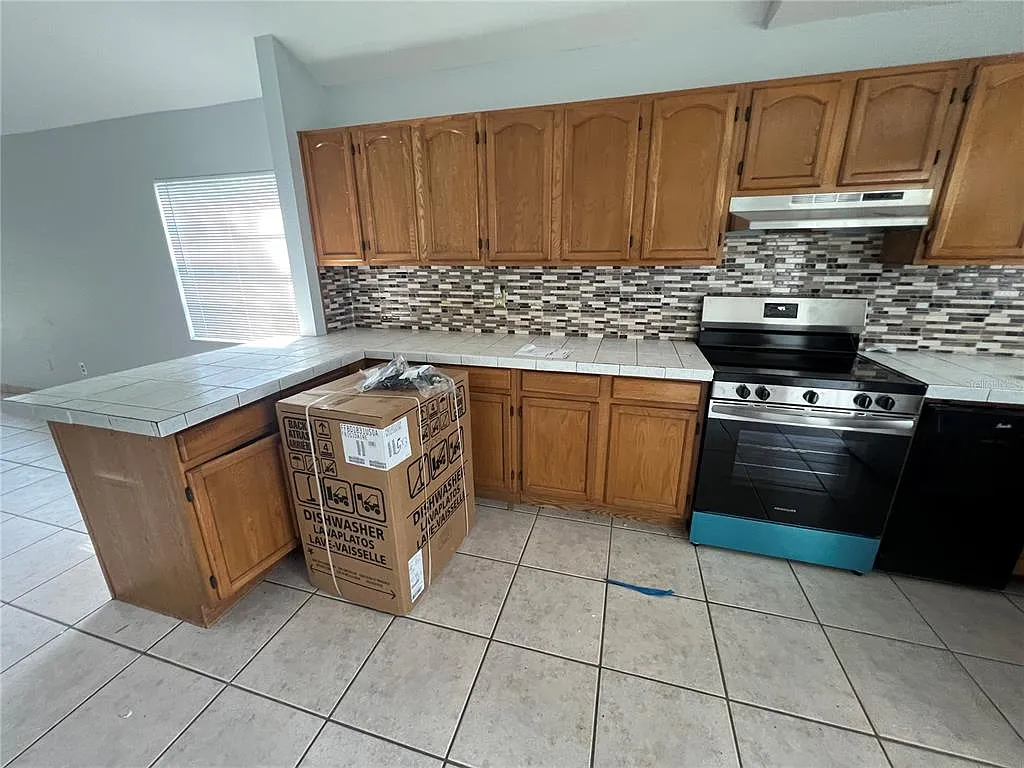 3 bed, 1.0 bath, 1121 sqft, $2,050 — Photo 3