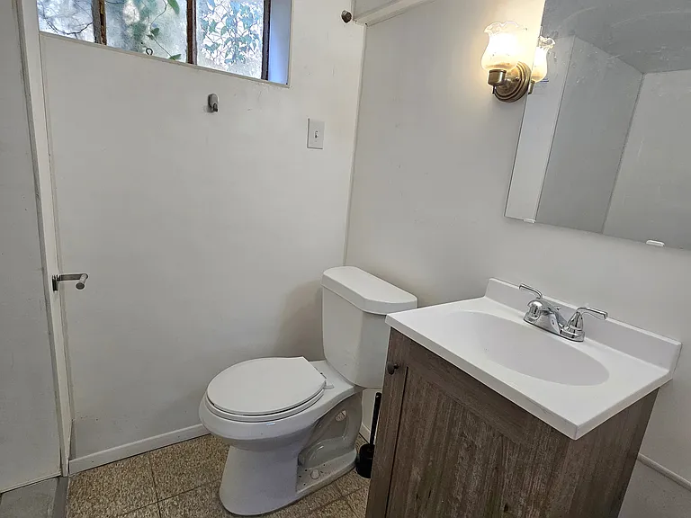 867 Farnham Ave — Photo 32