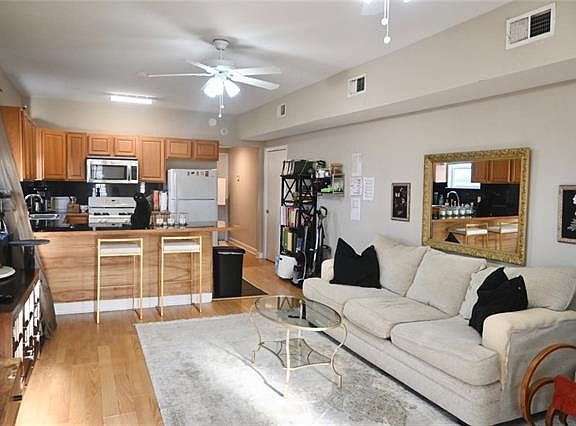 2nd image of 3021 Cadiz St
