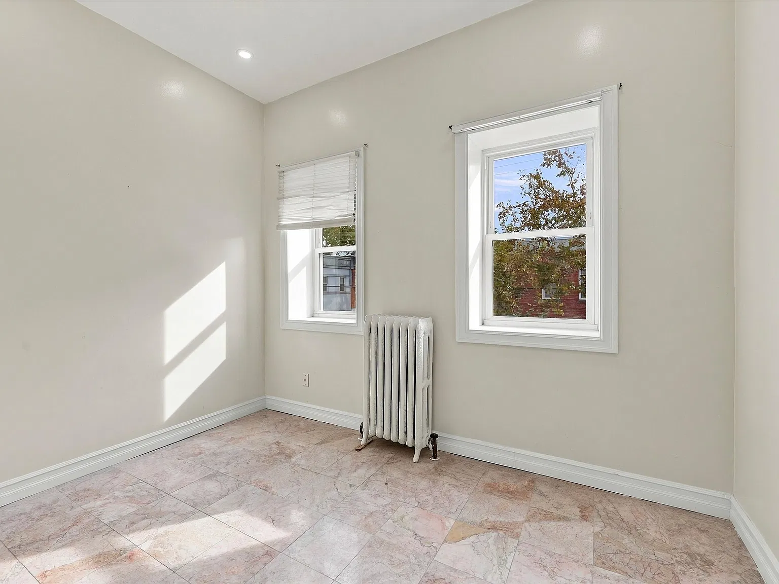 3 bed, 1336 sqft, $2,200 — Photo 2
