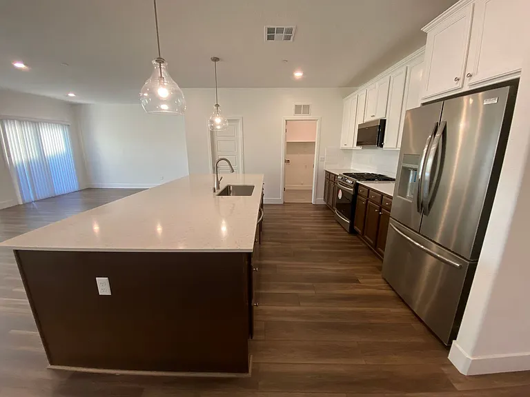 113 E Tyler Ave — Photo 3