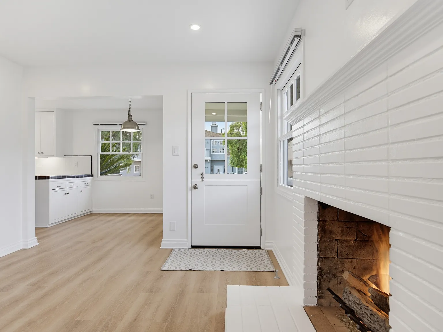 3 bed, 940 sqft, $4,200 — Photo 4