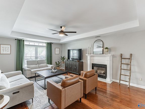 4th image of 102 N Interlaken Dr