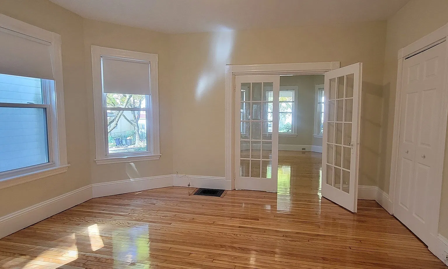 2 bed, 1.0 bath, 1400 sqft, $2,400 — Photo 2