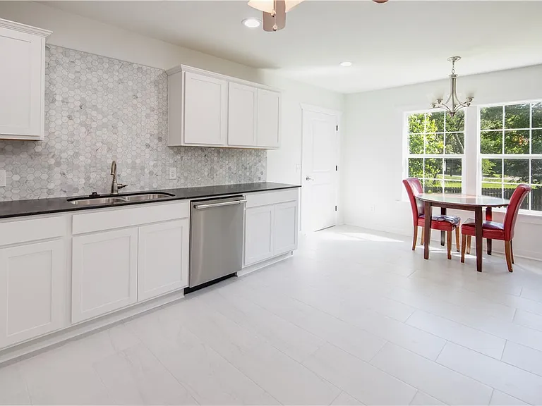 1204 E 28th St — Photo 9