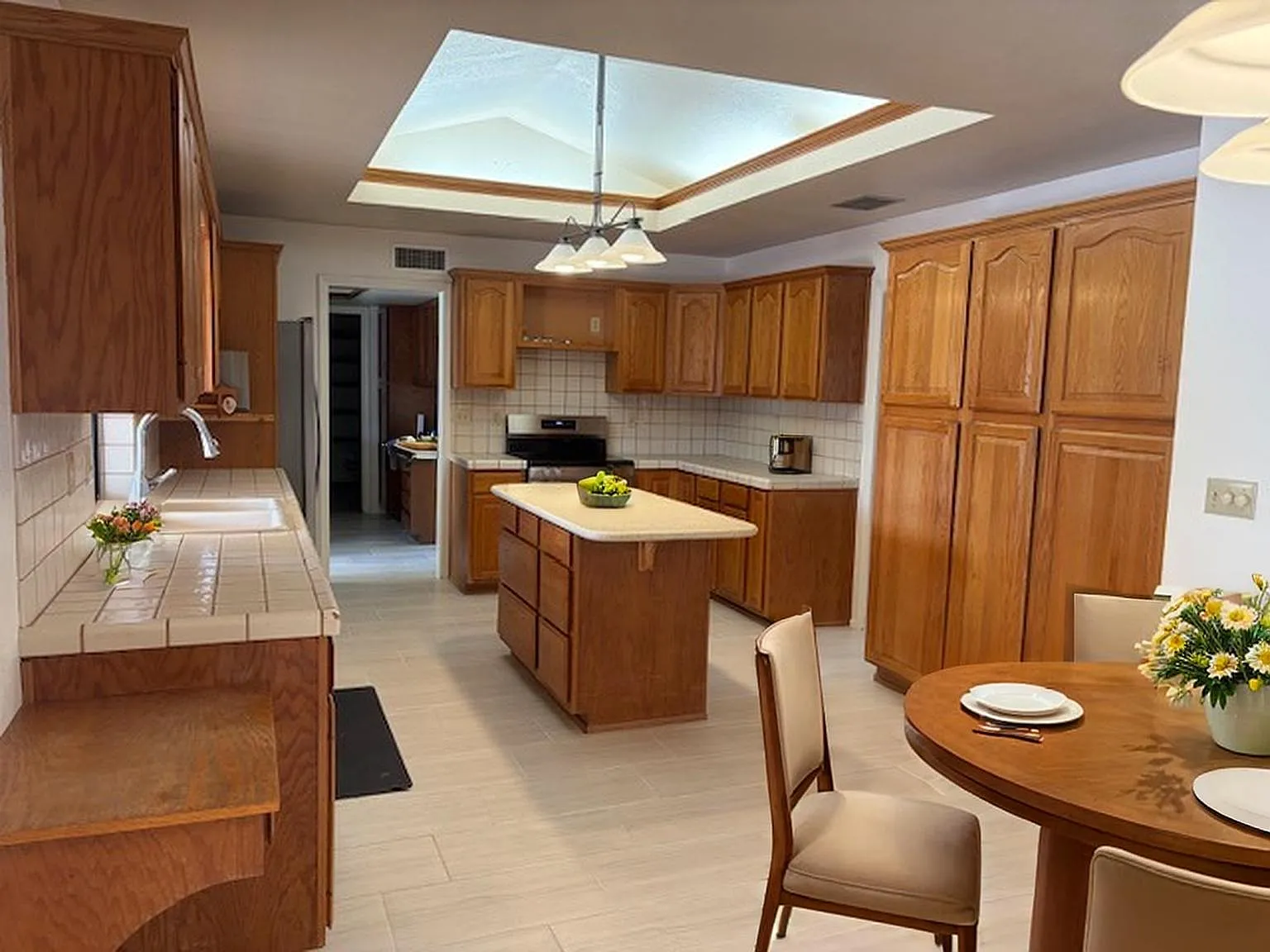 3 bed, 2380 sqft, $3,100 — Photo 4