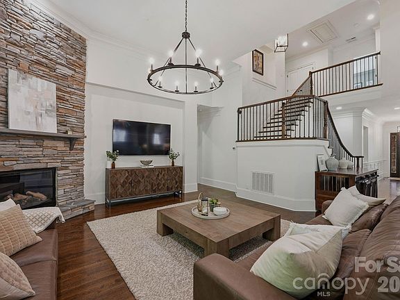 5th image of 221 Glenmoor Dr