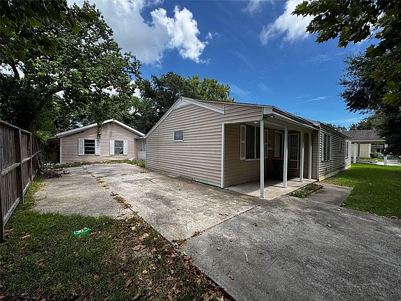 3rd image of 225 Beatrice St