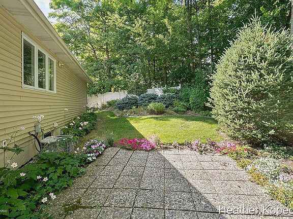5th image of 1557 Amberly Dr SE