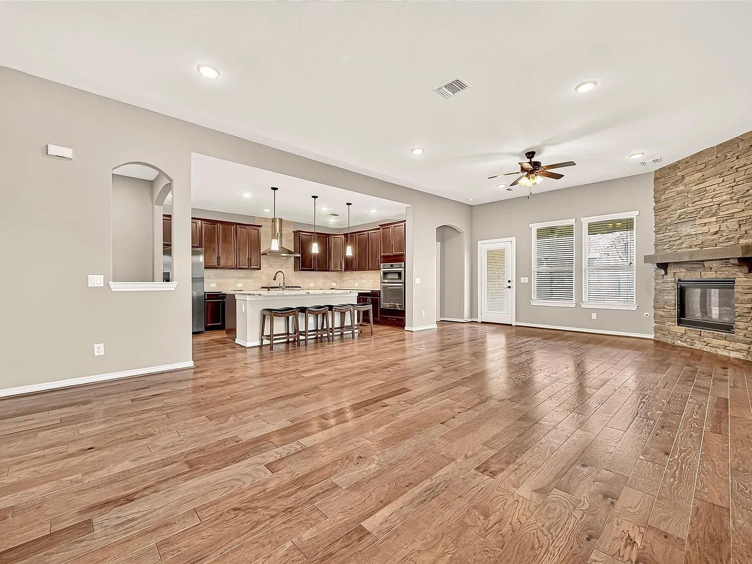 5 bed, 3.0 bath, 3762 sqft, $3,600 — Photo 4