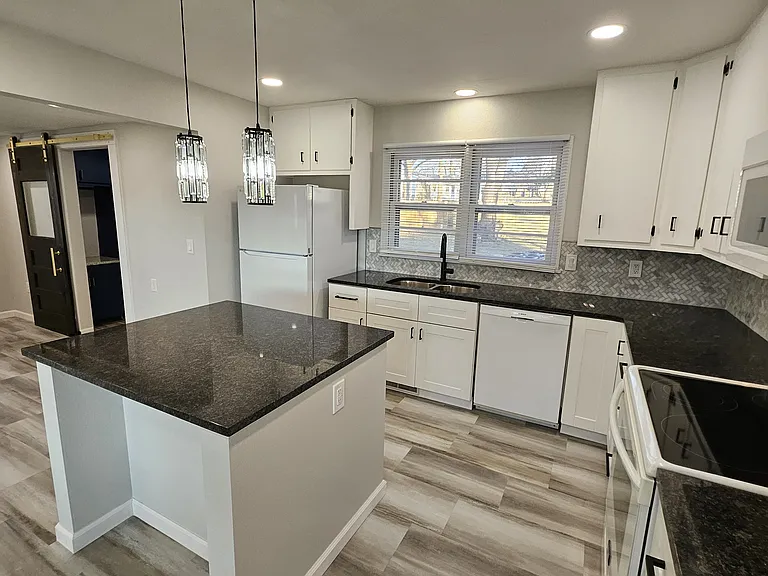 1310 S River St — Photo 4