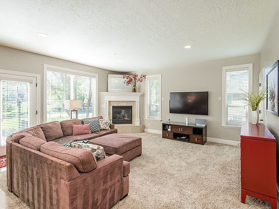 4th image of 420 Glacier Lily Dr