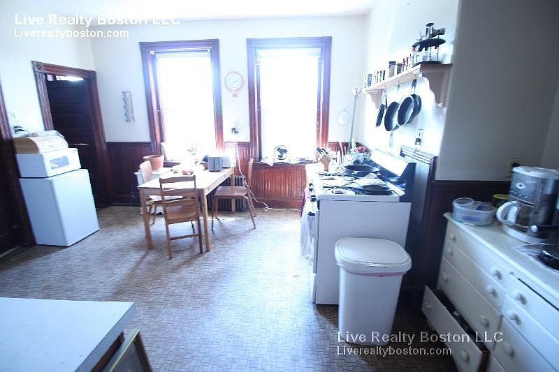 2nd image of 46 Waverly St