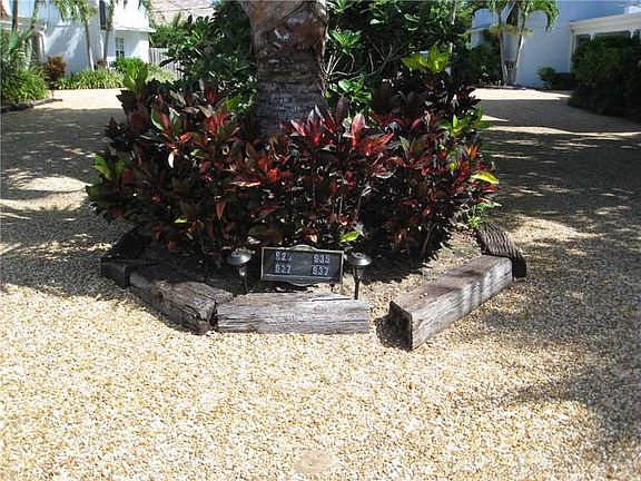 2nd image of 927 Pirate Cove Ln