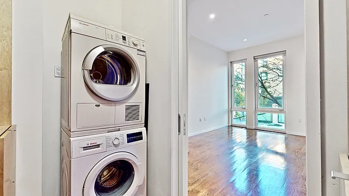 Sold by Bizzarro Agency | media 13