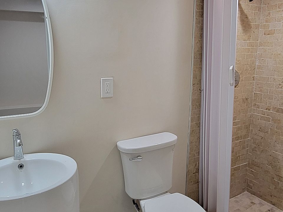 2nd image of 919 Stiles St #5