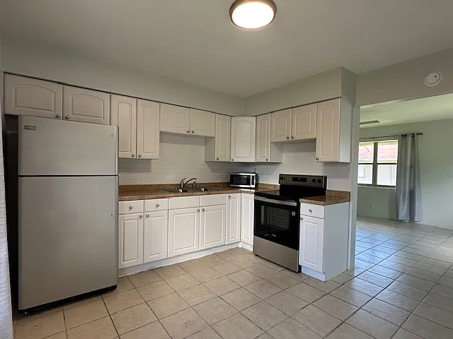 Large Eat-in Kitchen with microwave