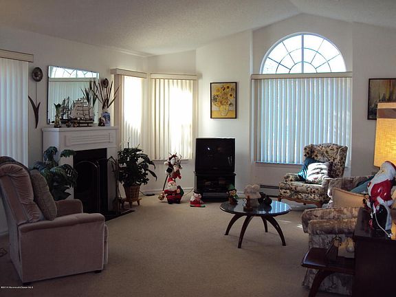 3rd image of 37 Narberth Way