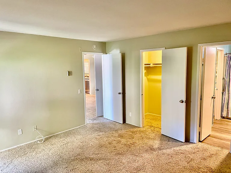 2530 Clairemont Dr — Photo 10