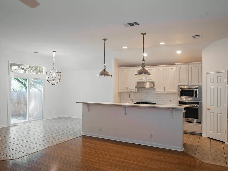 Dining area & kitchen