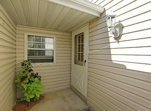 2nd image of 4857 Orchid Ln N