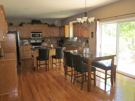 Kitchen & Eating area