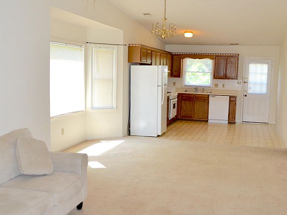 3rd image of 202 Lakeside Dr
