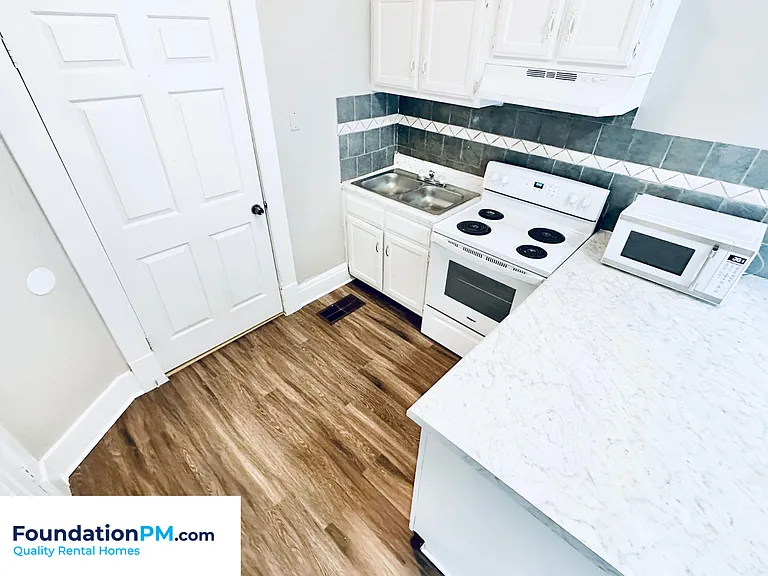 2106 Court Ave — Photo 4