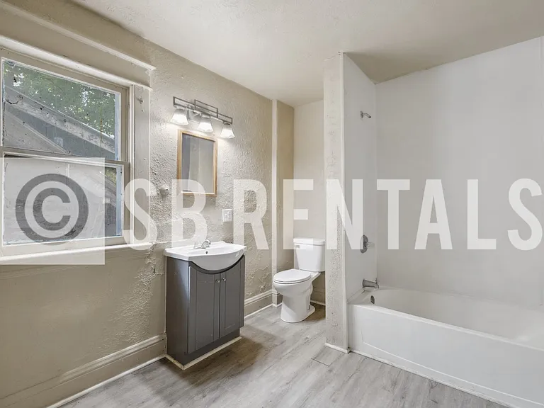 135 E Bowman St — Photo 6