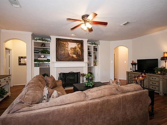 5th image of 915 Presley Way