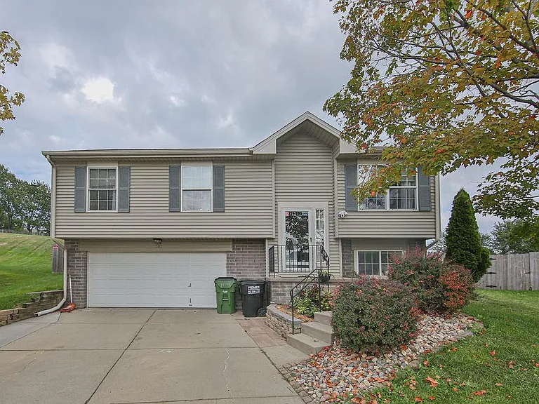 7415 S 176th Cir — Photo 1