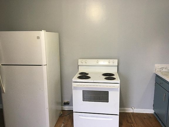 Simple functional fridge and stove included